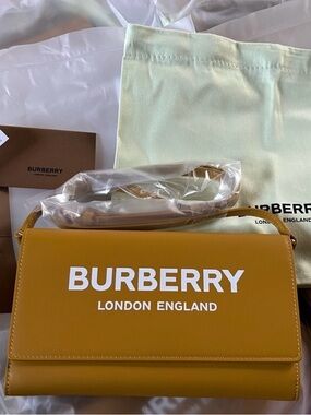 NWT Burberry crossbody wallet /clutch !